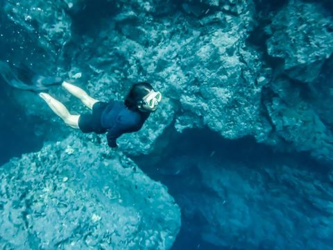 Pengunjung menyelam di kedalaman kawasan Goa Halo Tabung, Pulau Maratua, Berau, Kalimantan Timur