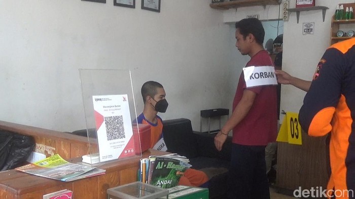 Rekonstruksi pembunuhan TKP barbeshop di Jombang