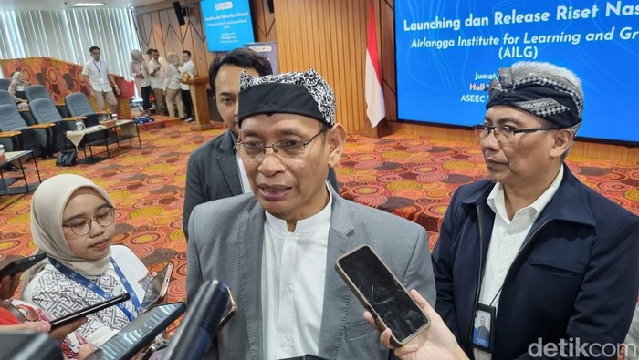 Rektor Unair Prof M Nasih di kampus B.