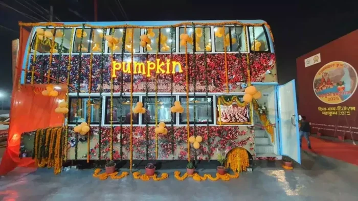 restoran bus double decker di India