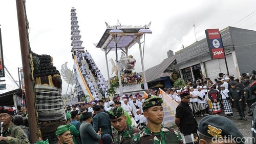 Ribuan krama bersiap iring-iringan palebon di Batur, Bangli, Jumat (24/1/2025). (Agus Eka)