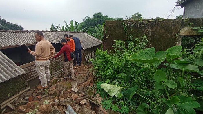 Rumah kosong ambruk di Mojokerto
