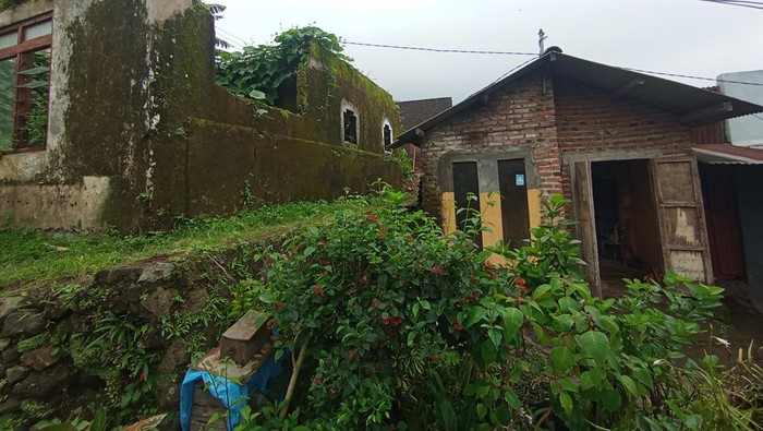 Rumah kosong ambruk di Mojokerto