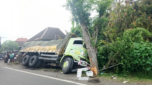 Salah satu kendaraan yang terlibat lakalantas beruntun yang terperosok ke parit di Jalan Denpasar-Gilimanuk, Banjar Tembles, Desa Penyaringan, Kecamatan Mendoyo, Jembrana, Jumat (24/1/2025). (I Putu Adi Budiastrawan/detikBali)