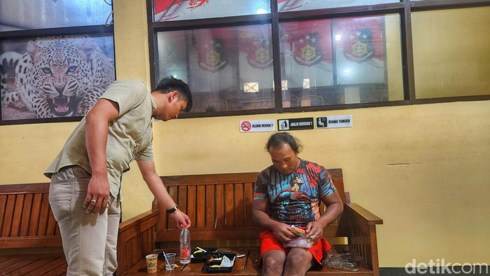 Samson (Pakaian ketat-celana merah) terlihat didampingi petugas di ruang satreskrim Polres Sukabumi