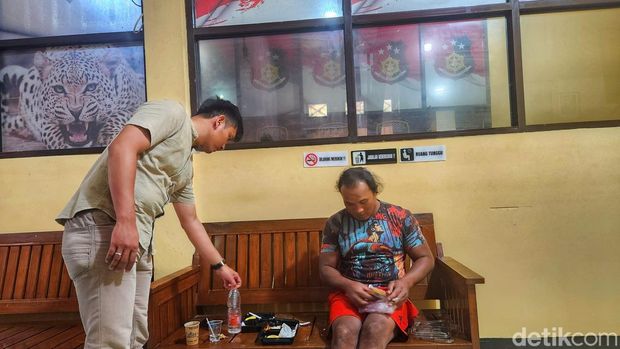 Samson (Pakaian ketat-celana merah) terlihat didampingi petugas di ruang satreskrim Polres Sukabumi