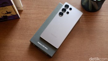 Harganya sebagai berikut: Harga Galaxy S25 Ultra 12 GB/256 GB Rp 22.999.000 Harga Galaxy S25 Ultra 12 GB/512 GB Rp 24.999.000 Harga Galaxy S25 Ultra 12 GB/1 TB Rp 28.999.000  Galaxy S25 Ultra bisa dipesan mulai 23 Januari 2025 pukul 01.00 WIB hingga 13 Februari 2025 pukul 23.59 WIB tinggal klik di samsung.com/id. Ada beragam promo menarik ditawarkan Samsung Indonesia. Foto: Adi Fida Rahman/detikINET
