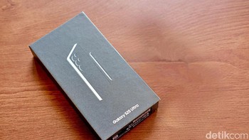 Galaxy S25 Ultra resmi diluncurkan Samsung dalam perhelatan Galaxy Unpacked yang berlangsung di San Jose, Californi, AS pada Kamis dini hari WIB (25/1/2025). Kabar baiknya HP ini sudah bisa dipesan di Indonesia. Penerus dari Galaxy S24 Ultra ini hadir dengan sejumlah peningkatan signifikan. Tak hanya spesifikasi, desain diperbarui dan fitur Galaxy AI ditingkatkan kemampuannya. Foto: Adi Fida Rahman/detikINET