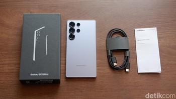 Inilah paket penjualan Galaxy S25 Ultra. Ada kotak dari bahan daur ulang, unit Galaxy S25 Ultra, kabel USB-C dan kertas petunjuk dan garansi. Foto: Adi Fida Rahman/detikINET