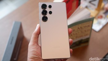 Galaxy S25 Ultra akan langsung menjalankan One UI 7 berbasis Android 15. Perangkat ini akan mendapatkan pembaruan OS dan keamanan selama tujuh tahun, hingga Android 22 dan One UI 14. Foto: Adi Fida Rahman/detikINET