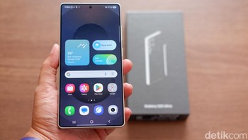 Bezel yang super tipis membuat layar 6,9 inch semakin menawan. Dilindungi Corning Gorilla Armor generasi kedua yang diklaim 30% lebih kuat dengan anti-pantulan yang lebih baik. Berkat adanya AI image processing dan ProScaler 11 bantu peningkatan kualitas image scaling sebesar 40%. Selain itu disematkan mobile Digital Natural Image engine (mDNIe) dpada chip mempu melakukan efisiensi daya yang lebih besar dari layar perangkat. / Foto: Adi Fida Rahman/detikINET