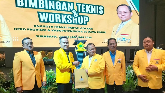 Sekjen Golkar Muhammad Sarmuji membuka bimtek Anggota DPRD se-Jatim.