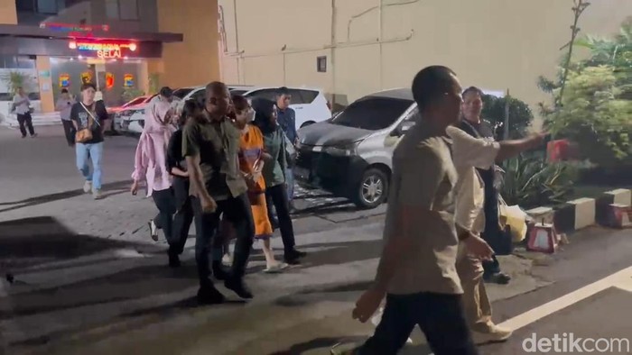 Selebgram Isa Zega saat dibawa ke Rutan Perempuan Polda Jatim.