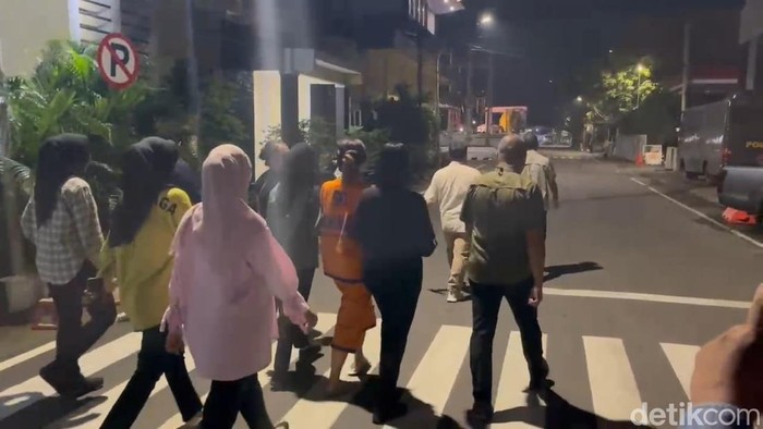 Selebgram Isa Zega saat dibawa ke Rutan Perempuan Polda Jatim.