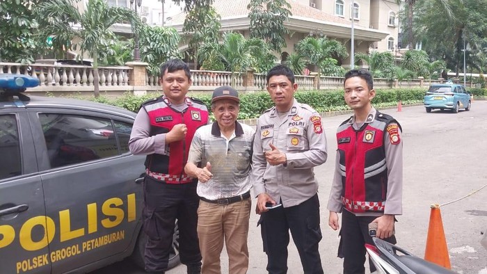 Seorang pria kehilangan HP karena tertinggal di mobil taksi online yang ditumpanginya. Dia lalu lapor ke polisi dan dibantu hingga ponselnya kembali. (dok Istimewa)