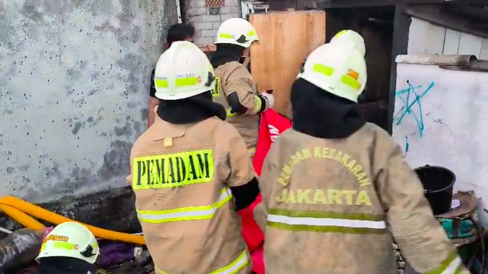Seorang pria tewas akibat kebakaran rumah di Cakung, Jaktim. Korban disebut mengalami sakit stroke sehingga tak bisa menyelamatkan diri saat terjadi kebakaran. (dok Damkar Jakarta)