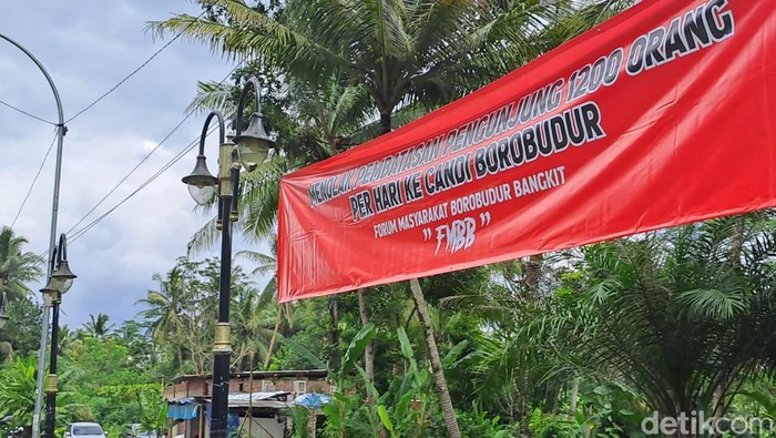Spanduk bernada protes terhadap pembatasan jumlah wisatawan naik Candi Borobudur, Jumat (24/1/2025).