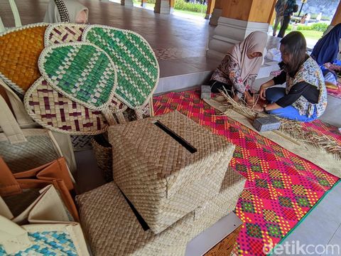 Suasana Kampung Seni Borobudur, Jumat (24/1/2025). Pengunjung bisa ikut membatik dan menganyam.