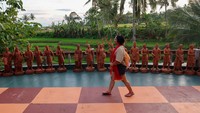 Ribuan patung seperti patung penari gandrung, unggas dan catur bertema kerajaan yang dibangun di kaki Gunung Ijen tersebut selain untuk daya tarik wisatawan juga sebagai upaya merawat identitas budaya Banyuwangi. 