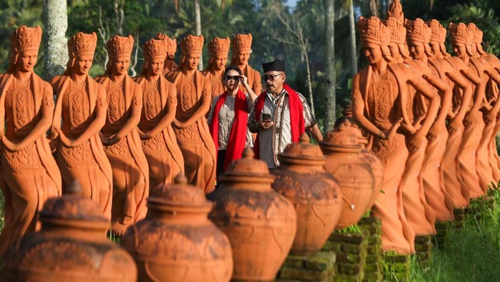 Wisatawan mengunjungi wahana seribu patung penari gandrung di Taman Gandrung Terakota, Banyuwangi, Jawa Timur, Kamis (23/1/2025). Ribuan patung seperti patung penari gandrung, unggas dan catur bertema kerajaan yang dibangun di kaki Gunung Ijen tersebut selain untuk daya tarik wisatawan juga sebagai upaya merawat identitas budaya Banyuwangi. ANTARA FOTO/Budi Candra Setya/Spt.