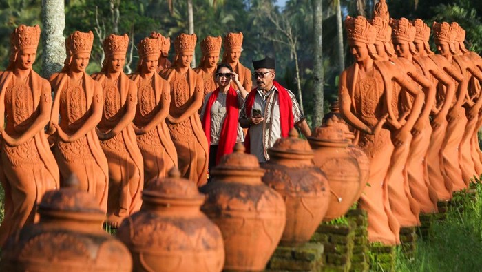 Taman Gandrung untuk merawat identitas budaya Banyuwangi Wisatawan mengunjungi wahana seribu patung penari gandrung di Taman Gandrung Terakota, Banyuwangi, Jawa Timur, Kamis (23/1/2025). Ribuan patung seperti patung penari gandrung, unggas dan catur bertema kerajaan yang dibangun di kaki Gunung Ijen tersebut selain untuk daya tarik wisatawan juga sebagai upaya merawat identitas budaya Banyuwangi. ANTARA FOTO/Budi Candra Setya/Spt.