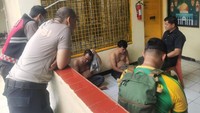 Dua copet itu diamankan dari amukan massa oleh tiga prajurit TNI dari Satuan Denma Brigif 17/Sakti Budi Bhakti (SBB) di sekitar lampu merah Keong, Jalan Raya Bogor, Ciracas, Jakarta Timur.  