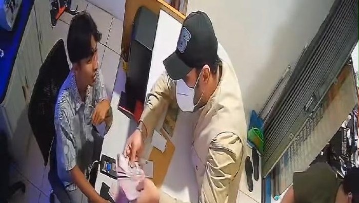 Tangkapan layar WNA diduga curi uang di agen tarik tunai di Bogor