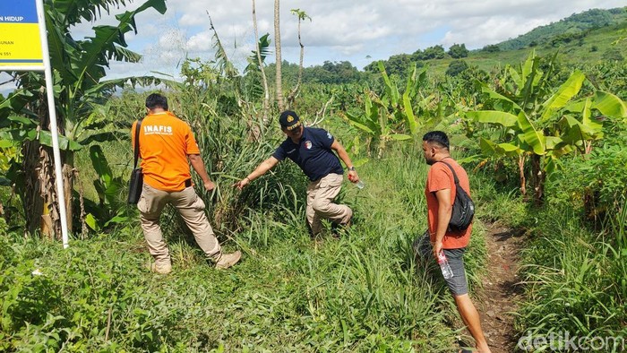 Tim Inafis Satreskrim Polres Cimahi Cek Lokasi Penemuan Jasad Pria di Semak Belukar