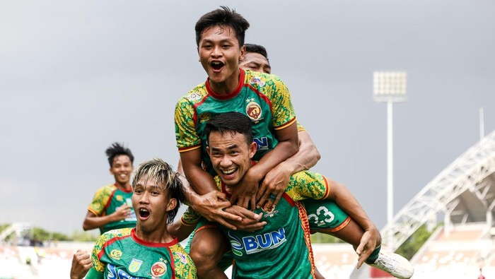 Tim Sriwijaya FC berhasil mencetak gol ke gawang Nusantara United FC