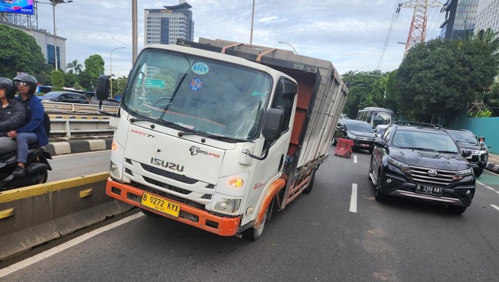 Truk mogok di Jl Gatsu arah Kuningan Jaksel, 24 Januari 2025. (Dok TMC Polda Metro Jaya)
