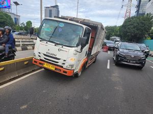 Truk Muatan Bata Beton Mogok di Jl Gatsu Arah Kuningan, Lalin Macet