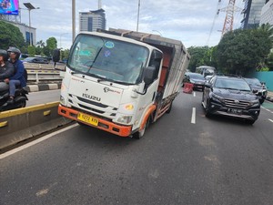 Truk Muatan Bata Beton Mogok di Jl Gatsu Arah Kuningan, Lalin Macet