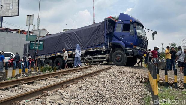 Truk mogok di perlintasan KA Waru, Sidoarjo