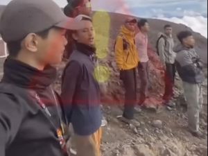 Pendaki yang Viral Naik Gunung Marapi Berstatus Waspada Disanksi