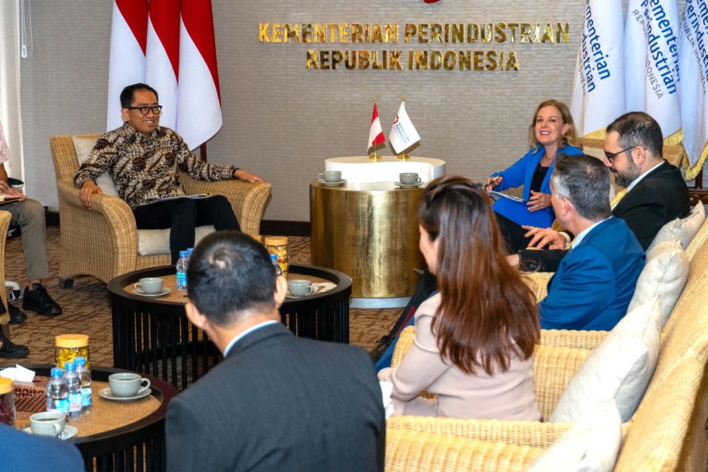 Wamenerin Faisol Riza menerima kunjungan perwakilan Boeing di Kantor Kemenperin, Jakarta, pada Kamis (23/1). Pertemuan ini membahas kemitraan Boeing dan pemerintah serta penjajakan pengembangan industri dirgantara (aerospace). (Dok. Kemenperin)