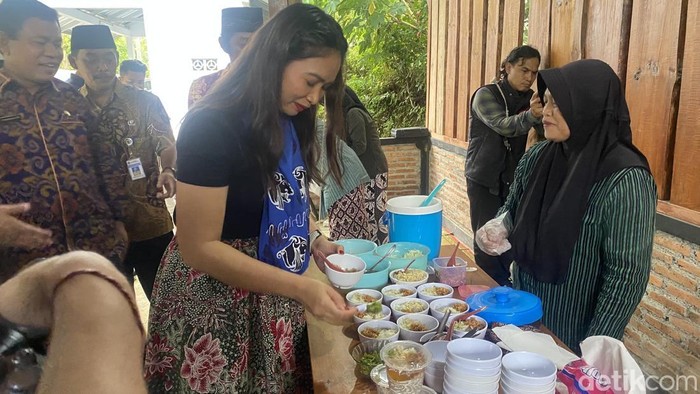 Wamenpar Ni Luh Enik Ernawati menyicipi dawet goreng khas Desa Wisata Pandanrejo, Jumat (24/1/2025).