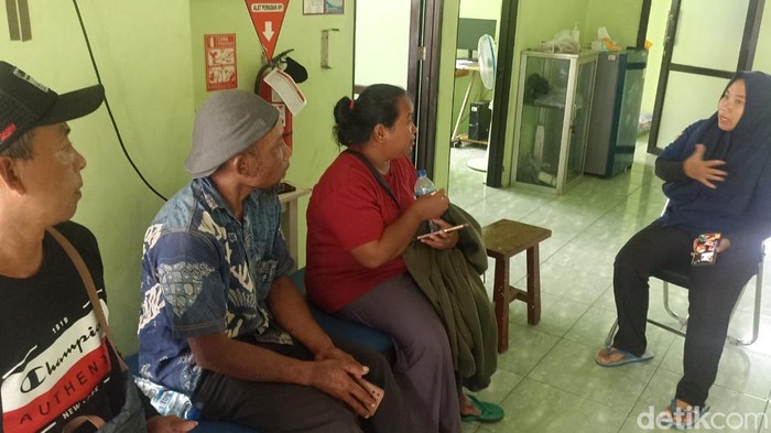 Warga Blitar mengecek mayat dalam koper korban mutilasi di Ngawi