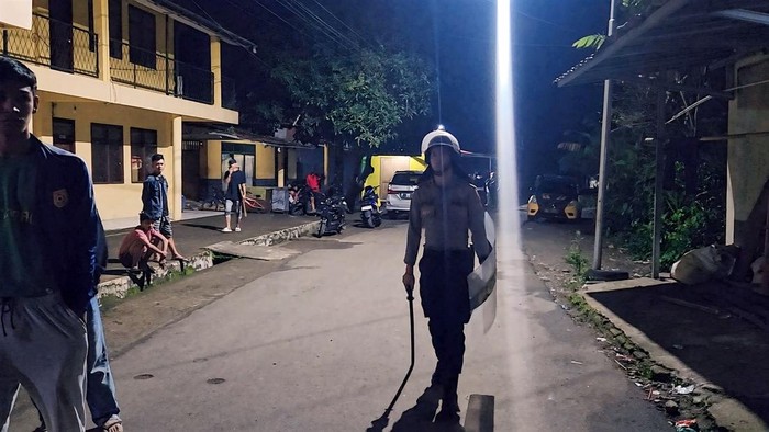 Warga dan polisi bersiaga dari amukan preman Samson di Sukabumi.