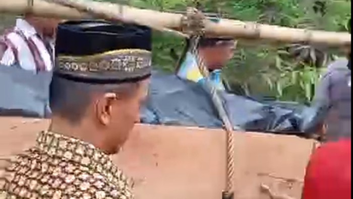 Warga Desa di Kepahiang Biasa Tandu Jenazah Berjam-jam