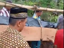 Warga Desa di Kepahiang Terpaksa Tandu Jenazah Berjam-jam, Ini Penyebabnya