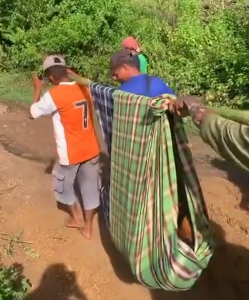 Warga menandu ibu hamil yang akan melahirkan di Bima, NTB, Jumat (23/1/2025). (Tangkapan layar video viral)