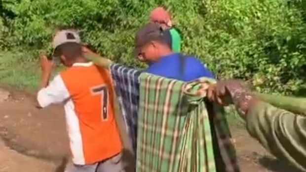 Warga menandu ibu hamil yang akan melahirkan di Bima, NTB, Jumat (23/1/2025). (Tangkapan layar video viral)