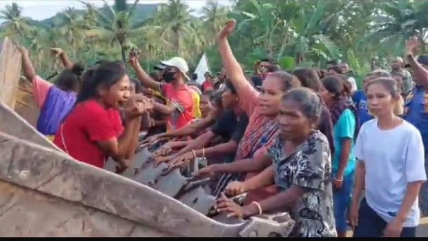 Warga menolak penggusuran oleh PT Kristus Raja Maumere, Sikka, NTT.