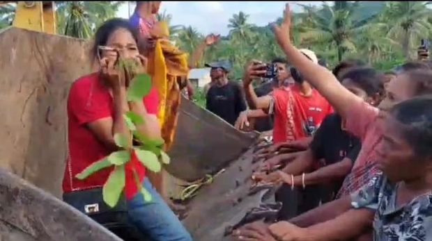Warga menolak penggusuran oleh PT Kristus Raja Maumere, Sikka, NTT.