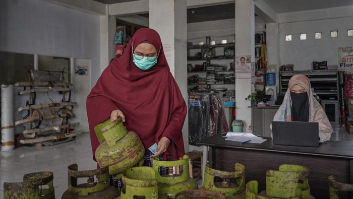 Warga sedang membeli LPG 3 Kg di pangkalan