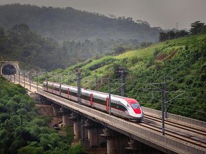 Video: Puncak Arus Balik, Ini Saran untuk Penumpang Whoosh dari Bandung