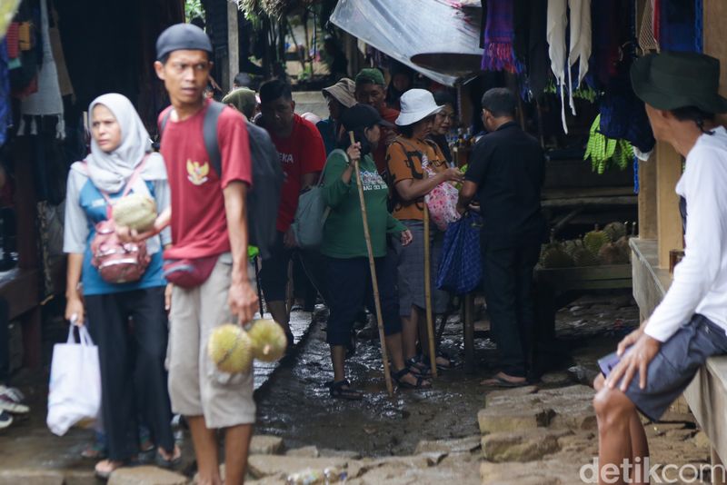 Wisatawan membeli durian di Baduy