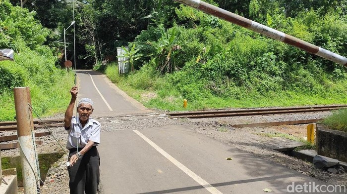 Abah Darman, penjaga perlintasan KA di Ciamis.