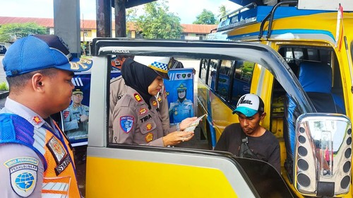AKP Tira Karista dan Anggota Sat Lantas Polres Lombok Timur ketika memeriksa kelengkapan surat kendaraan, Jumat (24/01/2025). (Dok. Sat Lantas Polres Lombok Timur)