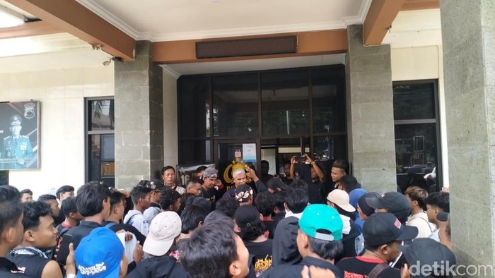Anggota perguruan silat menggeruduk Polsek Weleri Kendal, Sabtu (25/1/2025).